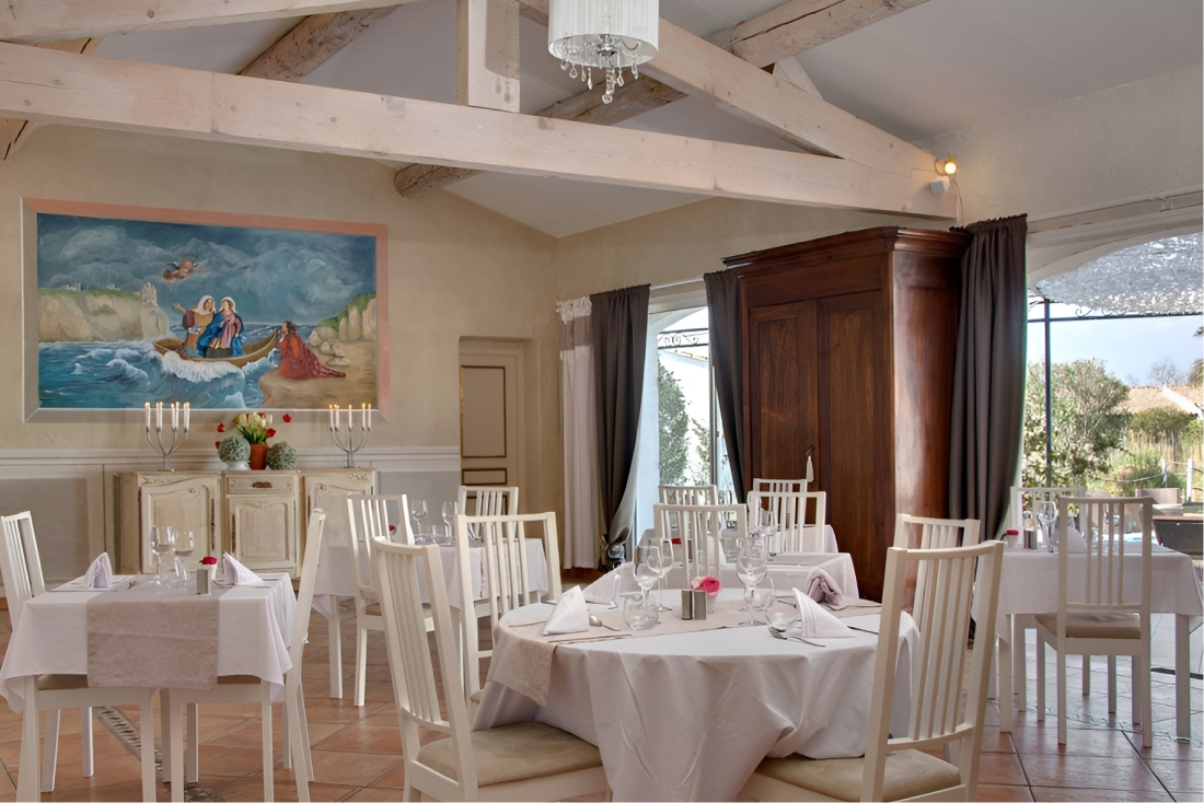 La Tramontane Hotel De Charme Aux Saintes Maries De La Mer Reservez Une Salle Adaptee A Vos Besoins