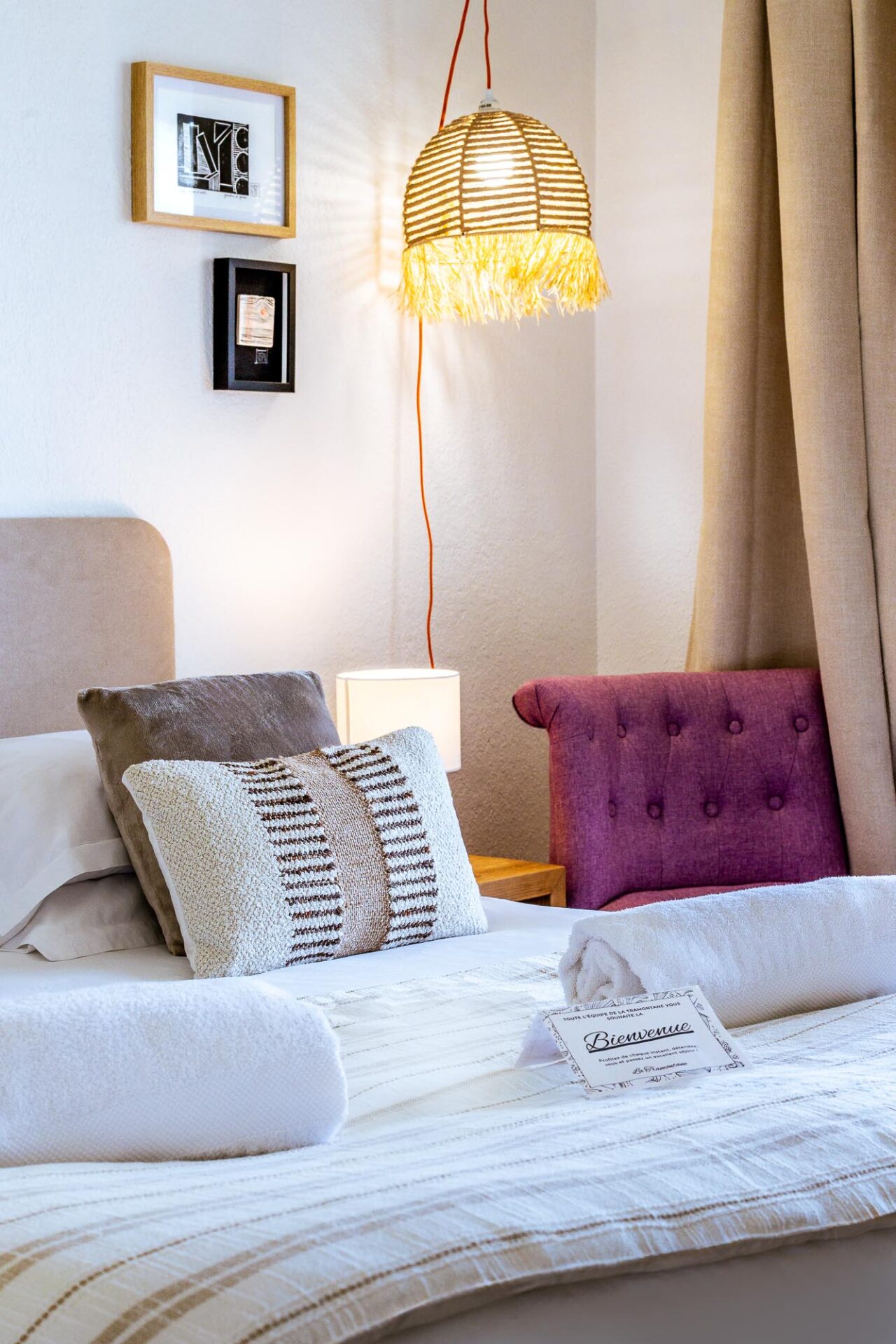 Gros plan sur une lampe design apportant une lumière douce