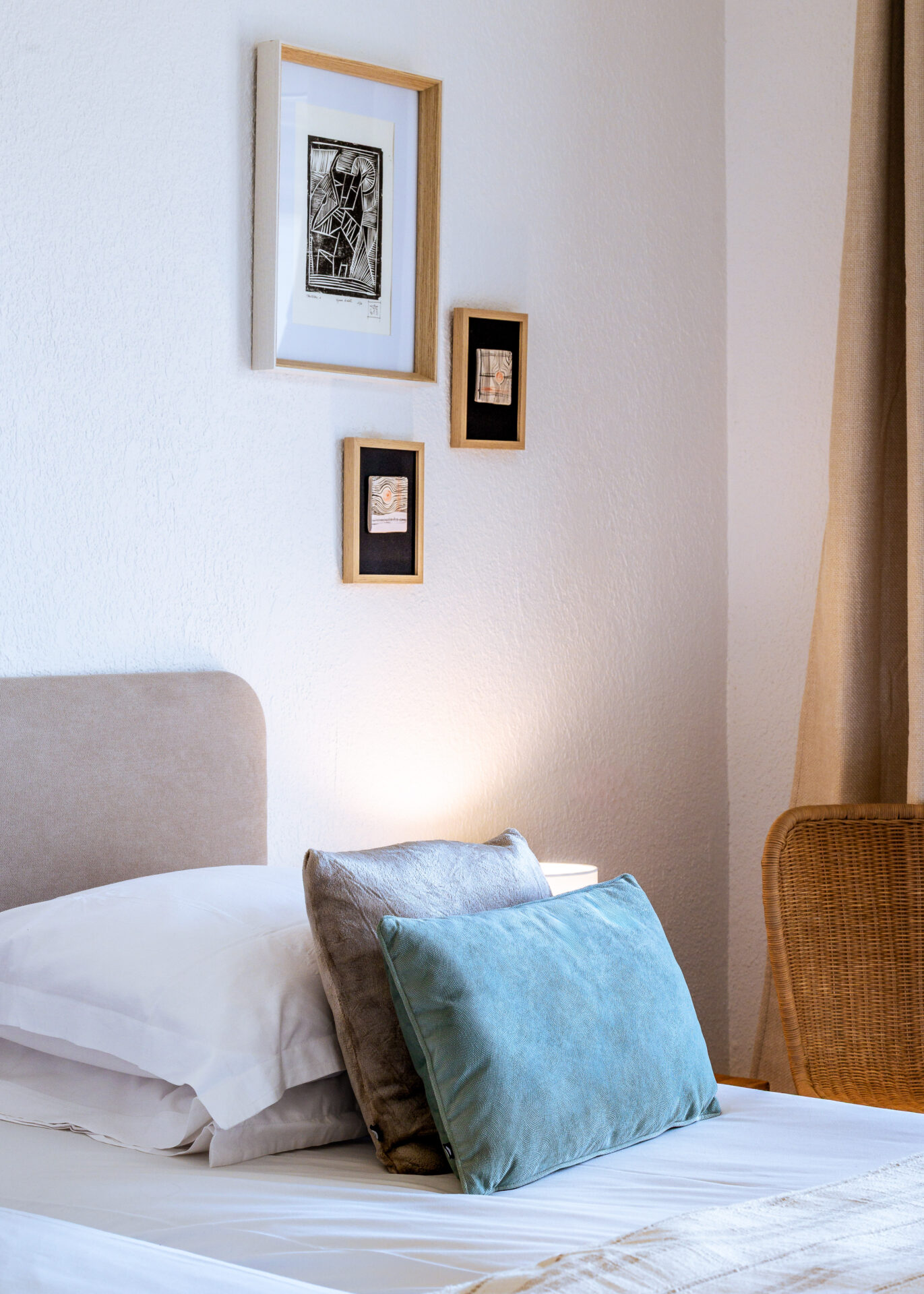 Détail de coussins texturés sur un lit soigneusement dressé