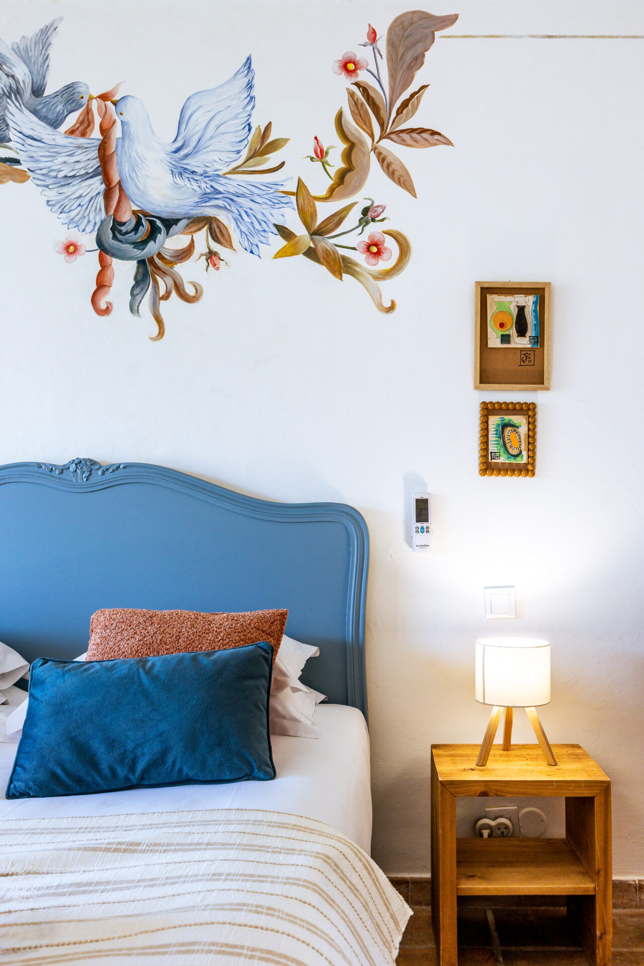 Intérieur de chambre baigné de lumière naturelle avec décoration soignée