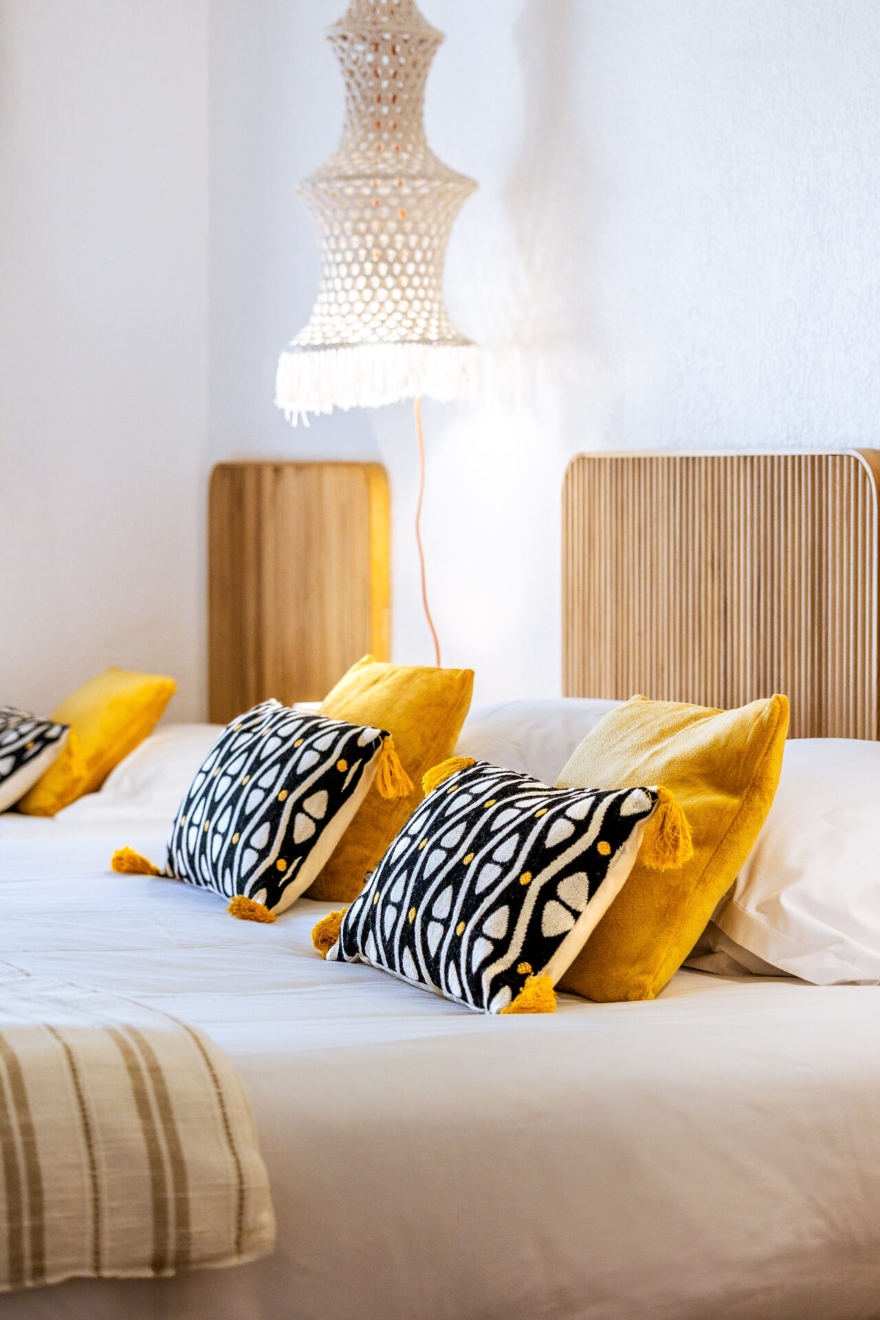 Gros plan sur une lampe design apportant une lumière douce