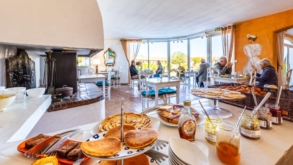Vue d’ensemble de la salle de petit-déjeuner avec lumière naturelle