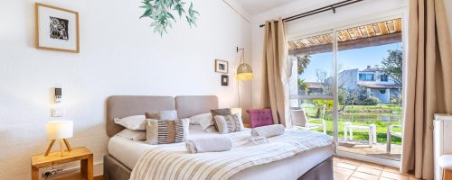Intérieur de chambre baigné de lumière naturelle avec décoration soignée