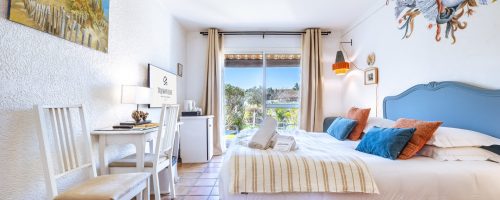 Chambre confortable avec mobilier moderne et ambiance chaleureuse