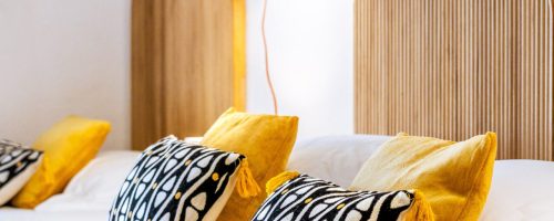 Gros plan sur une lampe design apportant une lumière douce