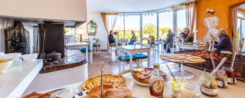 Vue d’ensemble de la salle de petit-déjeuner avec lumière naturelle