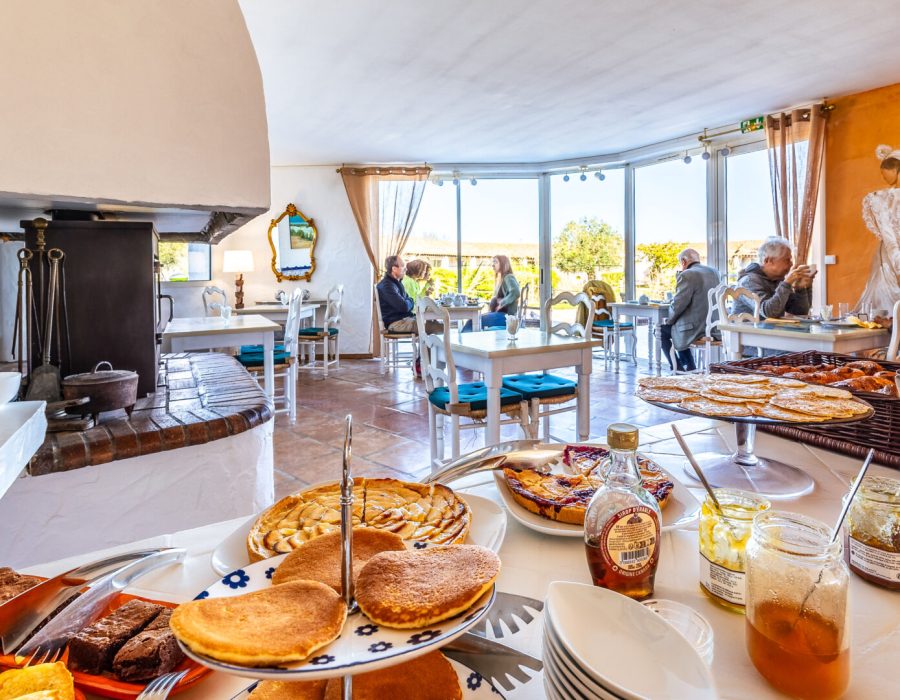 Vue d’ensemble de la salle de petit-déjeuner avec lumière naturelle