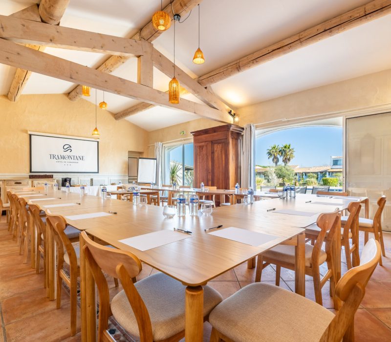 Salle de réunion élégante adaptée aux séminaires et formations